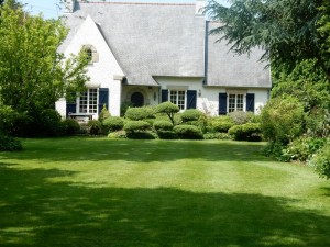 la maison prise du fond du jardin